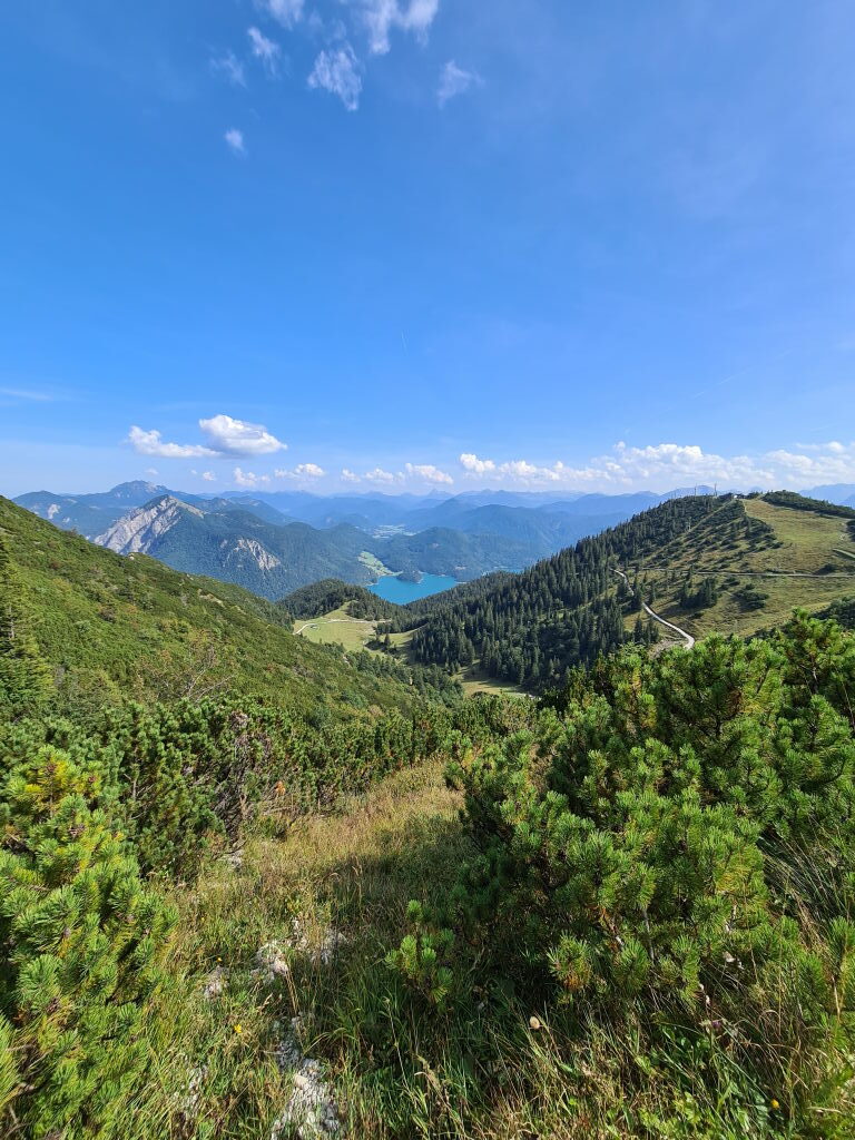 Panorama vom Herzogstand mit türkisblauem Walchensee, Bergstation und umliegenden Gipfeln, September 2021