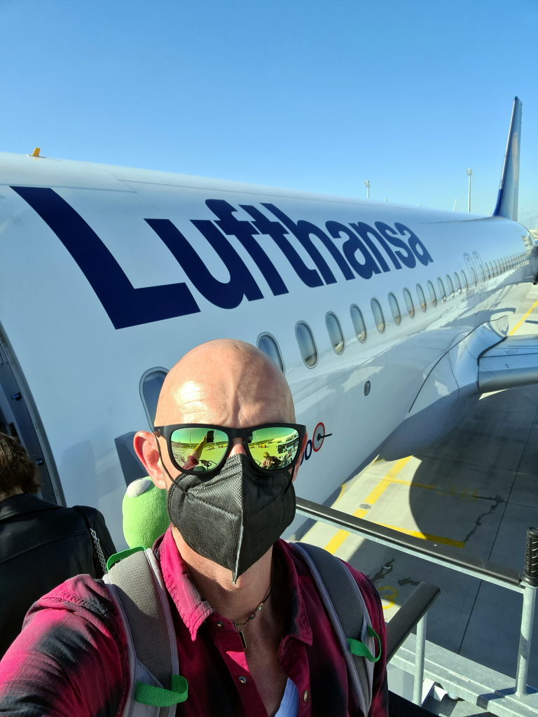 Selfie vor Lufthansa-Maschine am Flughafen München mit FFP2-Maske und Sonnenbrille, September 2021