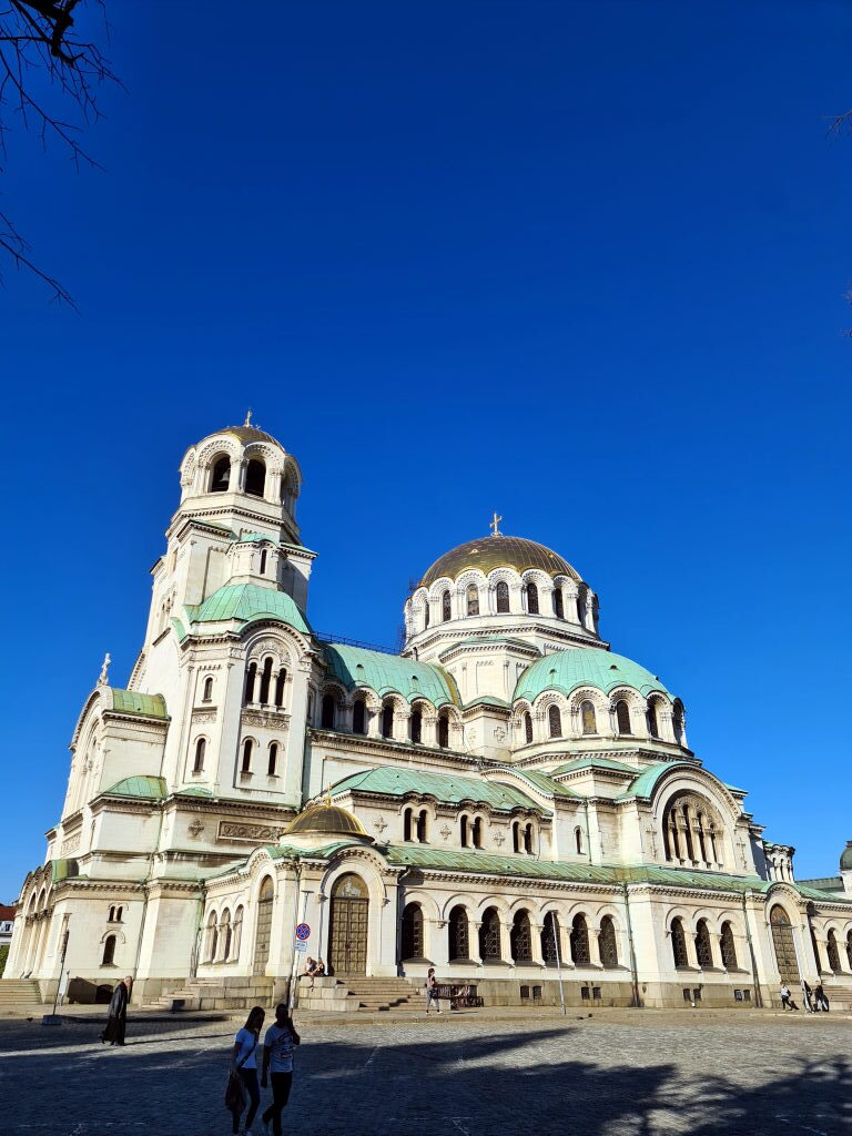 Alexander-Newski-Kathedrale Sofia mit weißen Fassaden, grünen Kuppeln und goldenen Details unter tiefblauem Himmel, September 2021