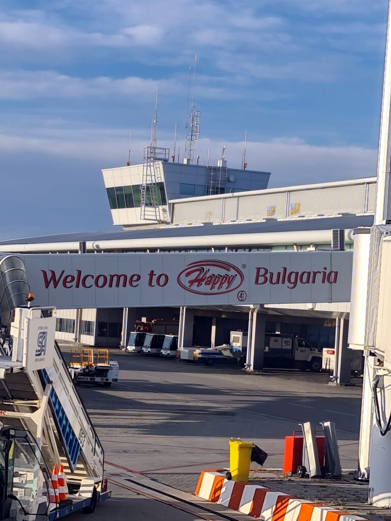 Ankunft am Sofia International Airport, Schriftzug Welcome to Happy Bulgaria am Terminal, September 2021