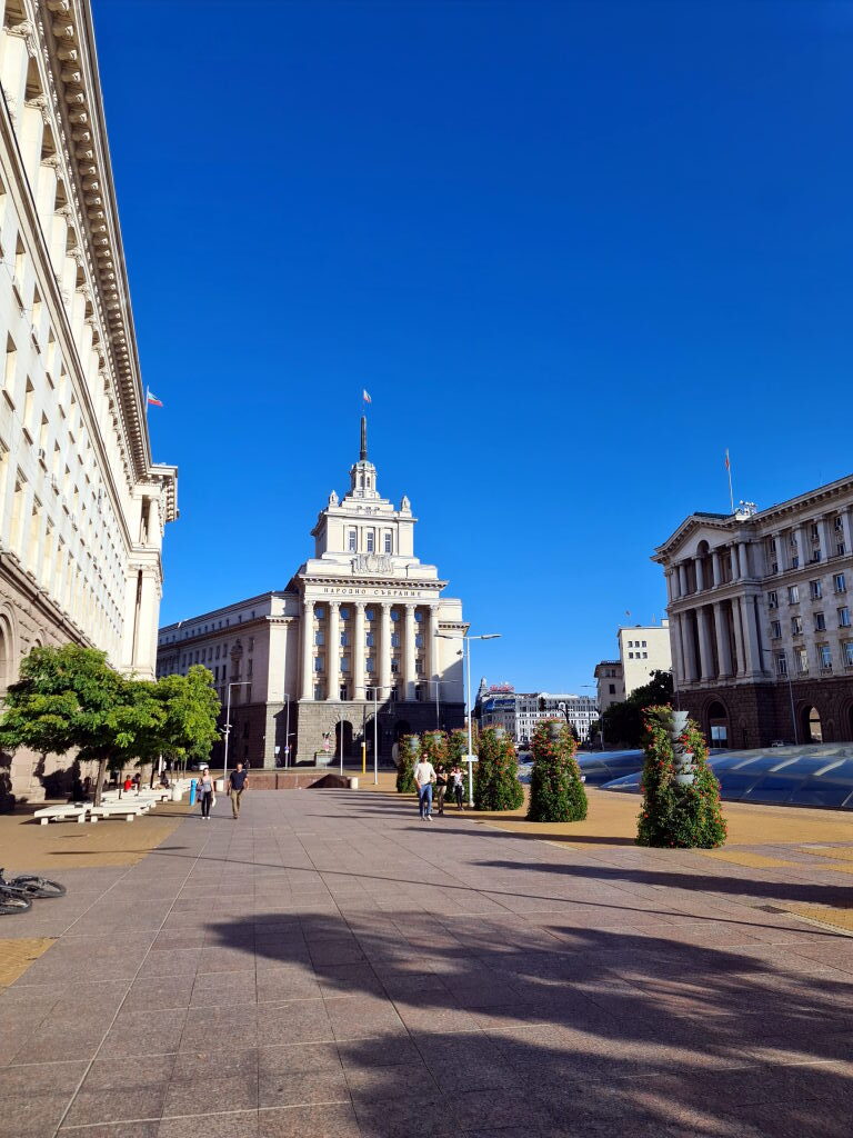 Sofias Stadtzentrum mit dem Parlamentsgebäude Narodno Sabranie im Hintergrund unter tiefblauem Himmel, September 2021