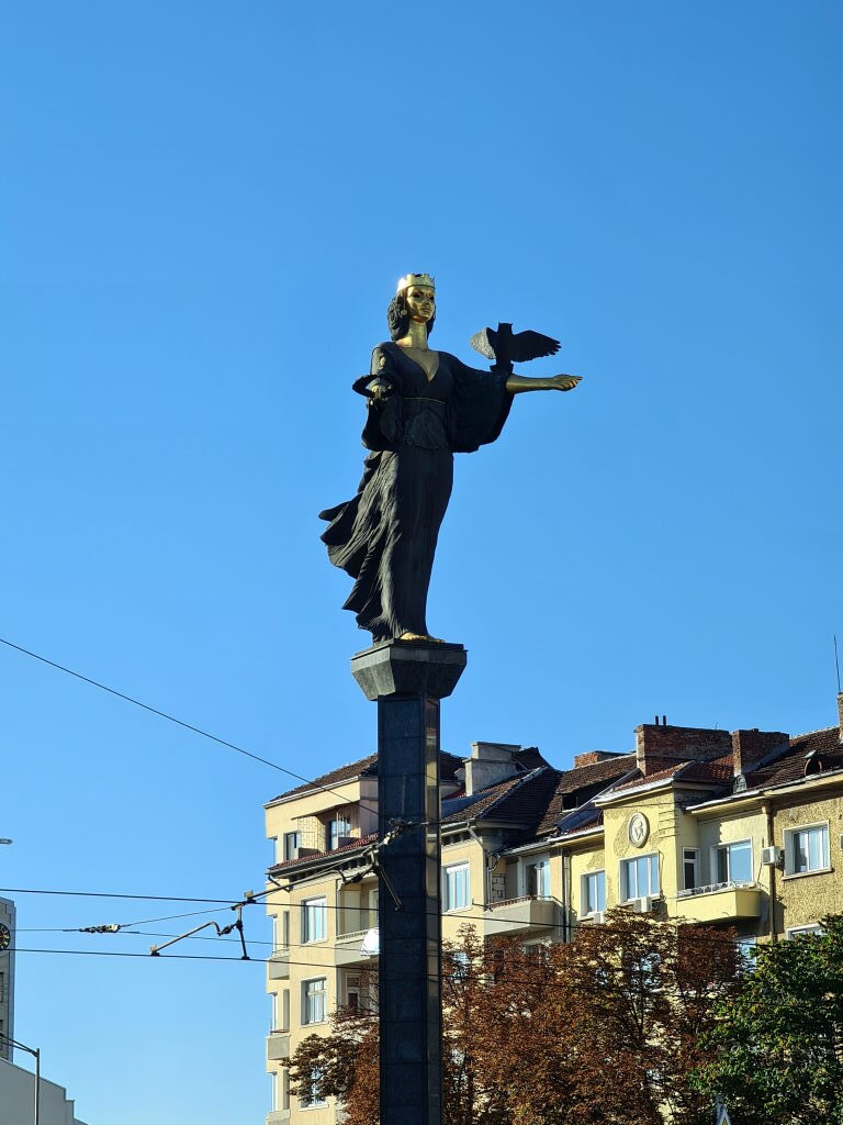 Statue Sveta Sofia auf hoher Säule mit goldener Krone und Vogel auf der ausgestreckten Hand, blauer Himmel, September 2021