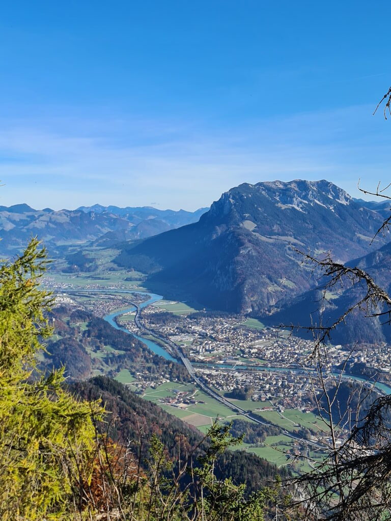 Weitblick über Kufstein und das Inntal vom Pendling, der Inn als türkises Band