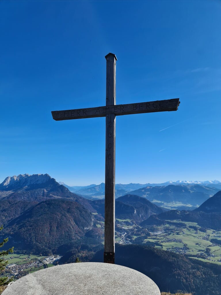 Gipfelkreuz am Pendling mit der Inschrift Herr Aller Berge, Panorama Richtung Süden