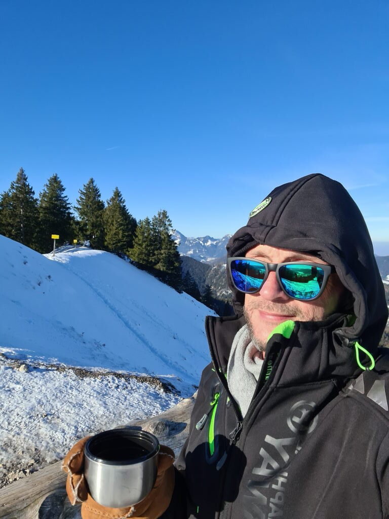 Sebastian am Gipfel Baumgartenschneid mit Thermos und Sonnenbrille Januar 2022