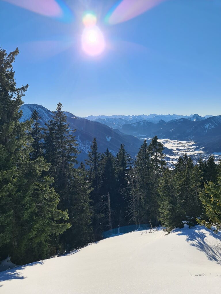 Ausblick vom Baumgartenschneid auf Tegernsee bei Winterwanderung Januar 2022