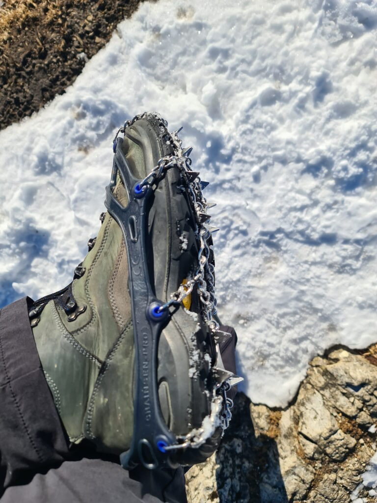 Steigeisen am Wanderschuh beim Baumgartenschneid Winterwanderung Januar 2022