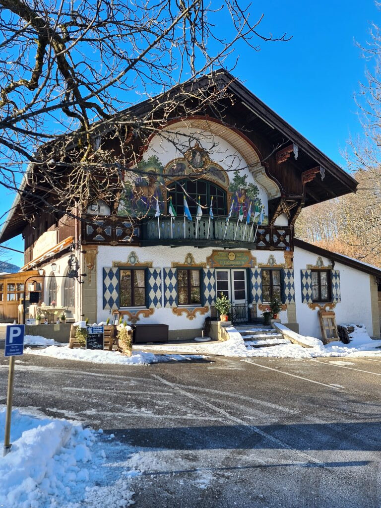 Bayerisches Gasthaus mit Lüftlmalerei und blau-weißen Rauten im Winter Tegernsee Januar 2022