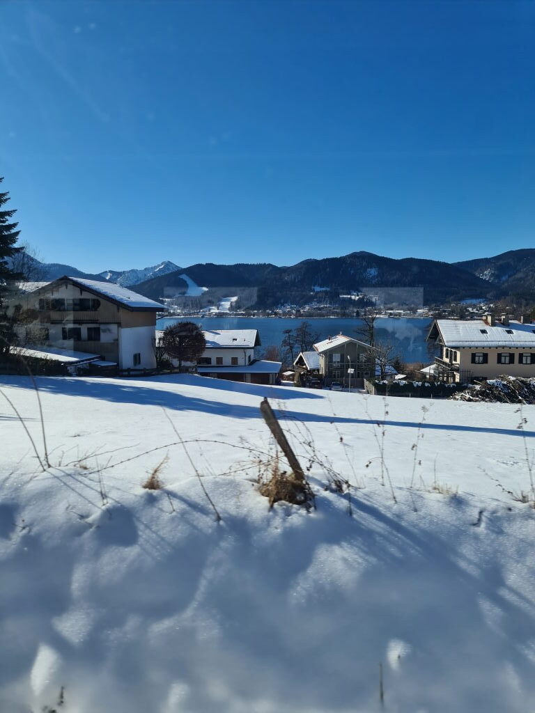 Winterpanorama Tegernsee mit See und Bergen im Januar 2022