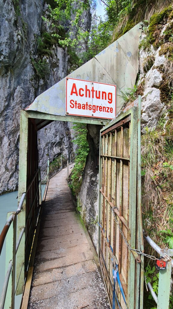 Grünes Metalltor in der Leutaschklamm mit rotem Schild Achtung Staatsgrenze