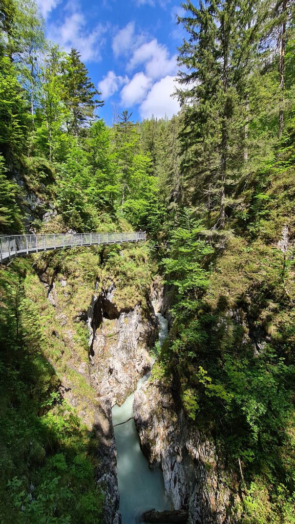 Blick von oben in die enge Geisterklamm mit türkisem Wasser und Aussichtssteg