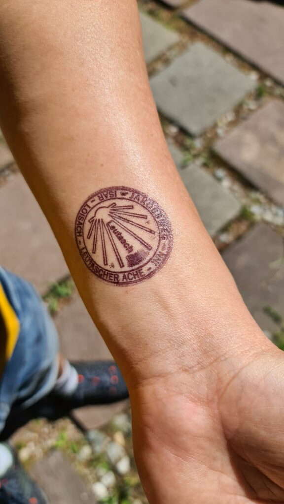 Jakobsweg-Stempel mit Loisach, Isar und Leutascher Ache auf einem Handgelenk