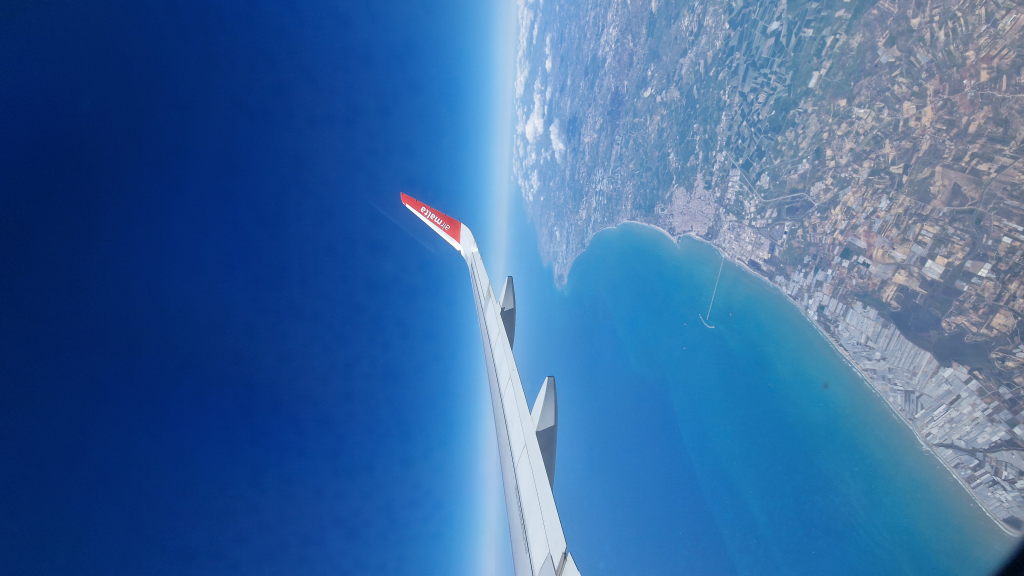 Air Malta Flügel über dem Mittelmeer