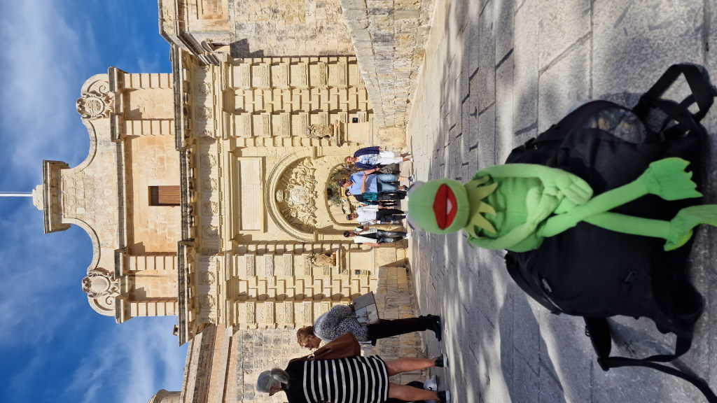 Kermit vor dem Mdina-Tor Malta