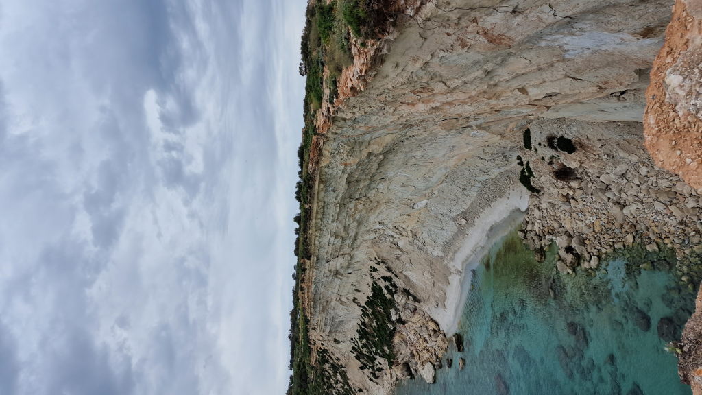 Fischerstatuen Marsaxlokk Regen nasse Pflastersteine