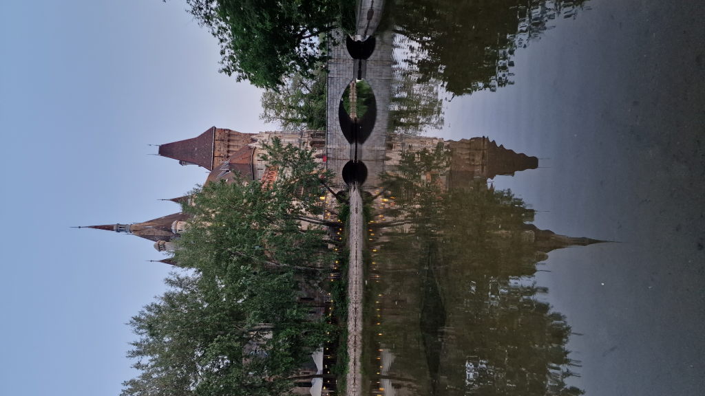 Vajdahunyad-Burg mit Spiegelung im Wasser