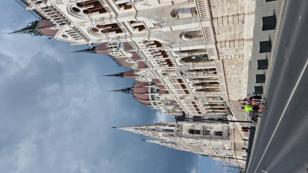 Ungarisches Parlament mit Gewitterwolken