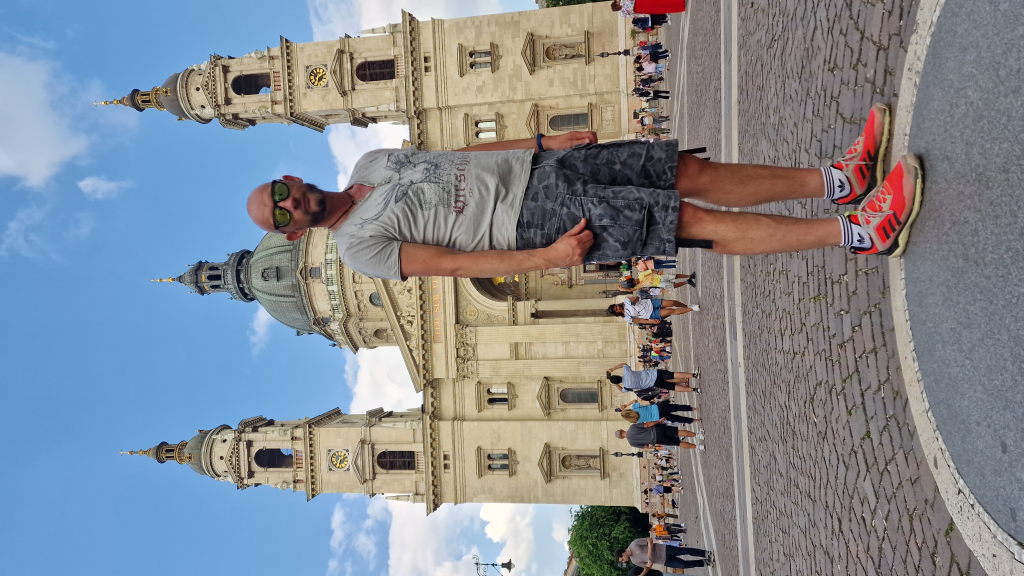 Ich vor der Stephansbasilika Budapest