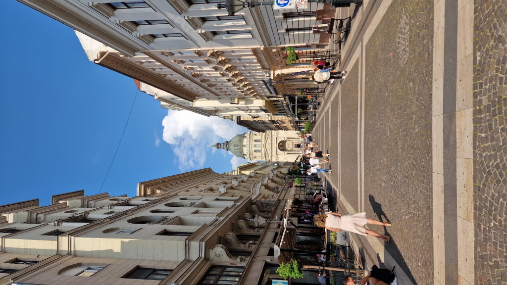 Fußgängerzone Zrínyi utca mit Blick auf die Stephansbasilika