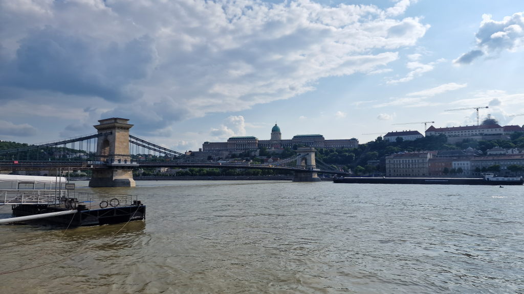 Kettenbrücke und Burgpalast von der Donau