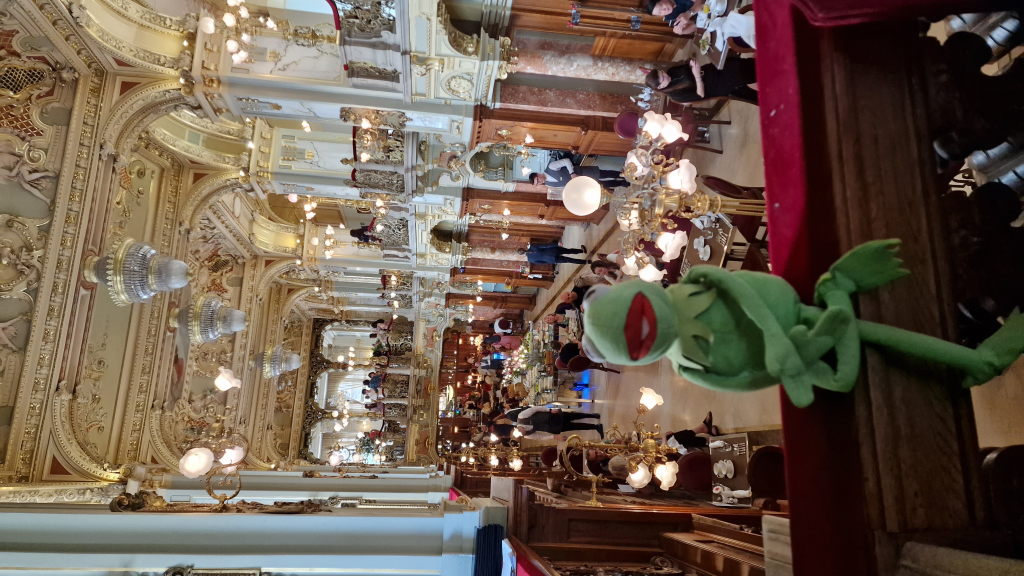 Kermit im New York Café Budapest