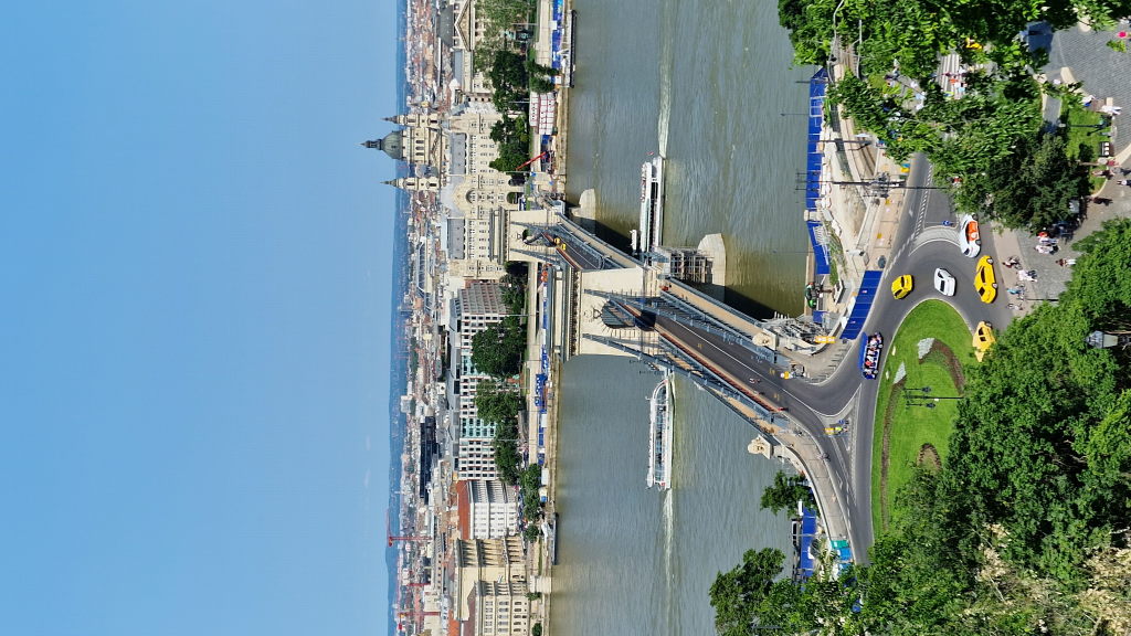 Kettenbrücke von oben, Burgseite