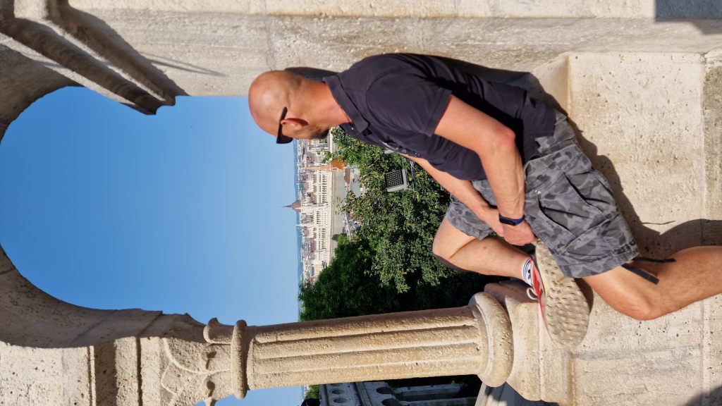 Ich in der Fischerbastei mit Blick auf das Parlament