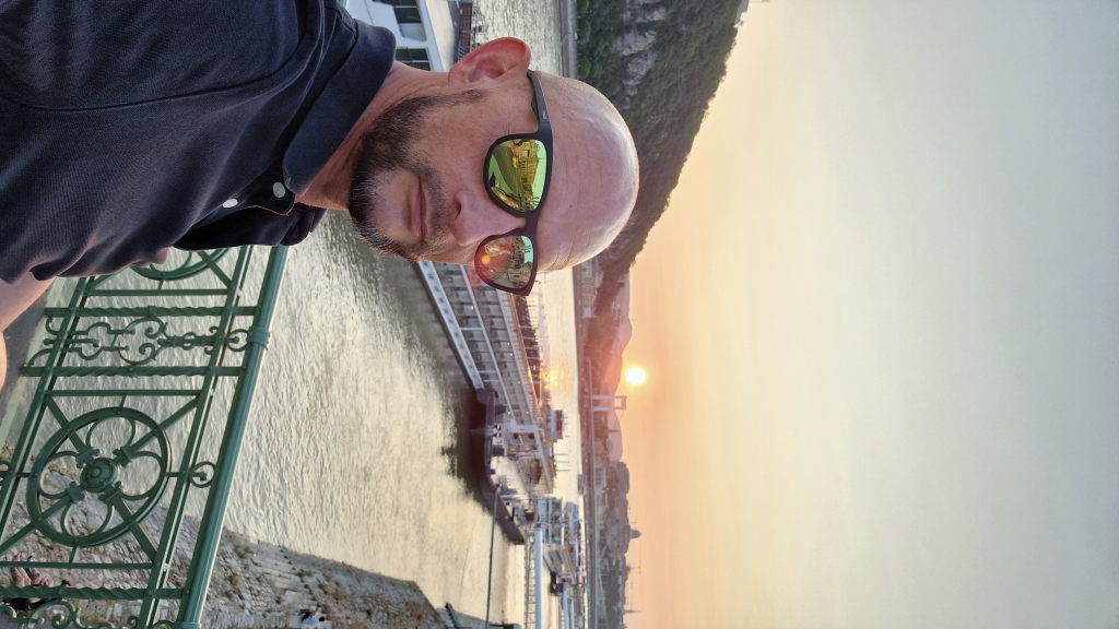 Selfie an der Donau bei Sonnenuntergang