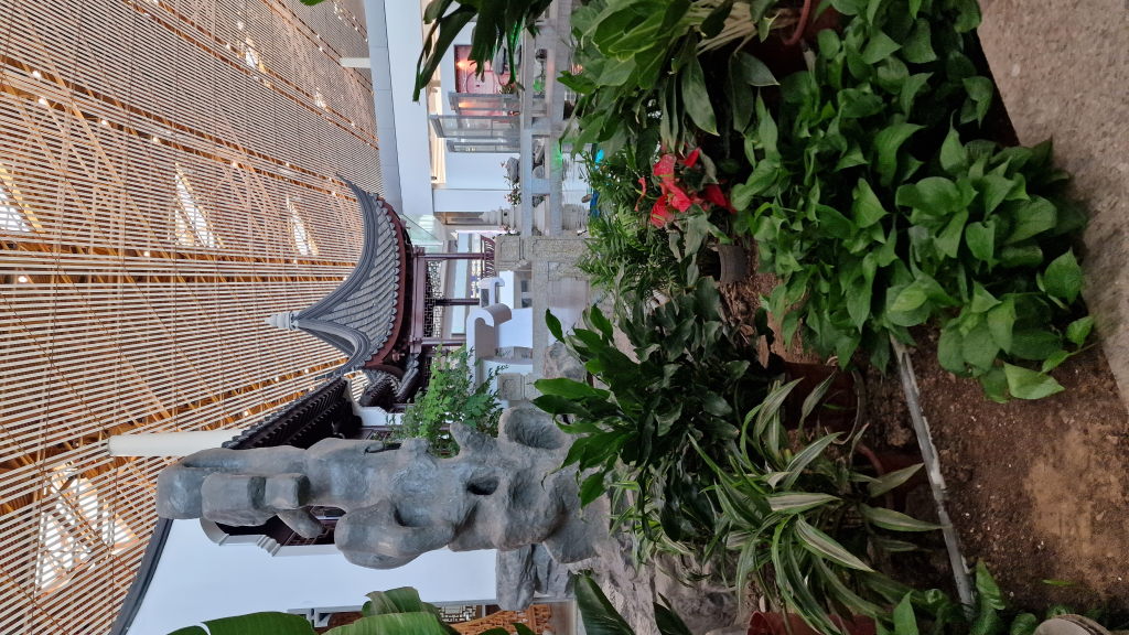 Chinesischer Garten im Flughafen Peking Terminal 3