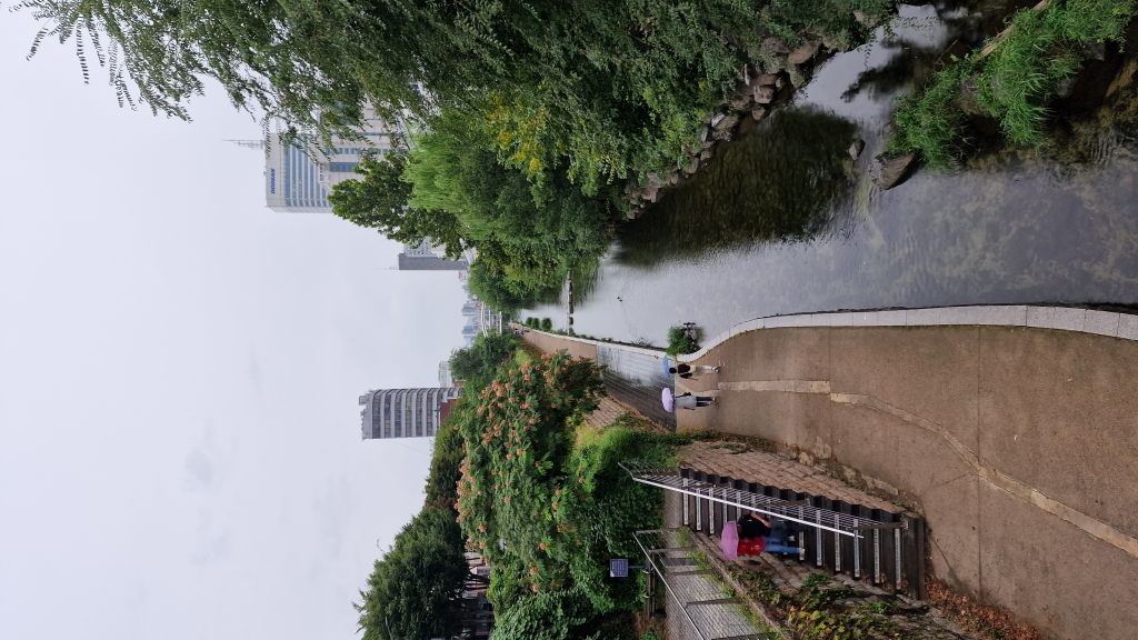 Cheonggyecheon Bach in Seoul bei Regen
