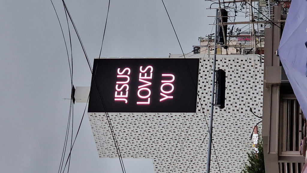 Jesus Loves You Neonschild an Kirche in Seoul