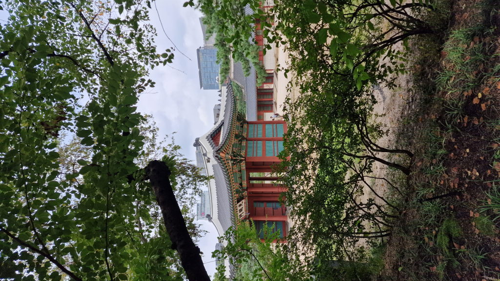 Seokjojeon Gebäude im Deoksugung mit Brunnen und Garten