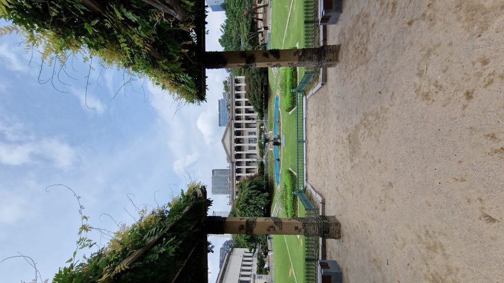 Baumgesäumter Weg zum Gyeongbokgung Palast