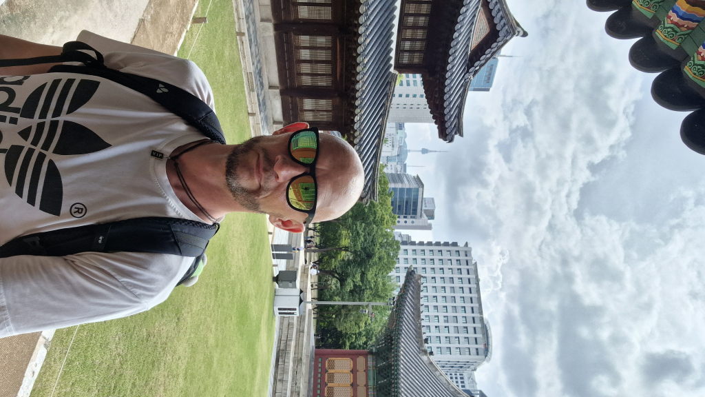 Wachen am Gwanghwamun Tor Gyeongbokgung in blauer und roter Uniform