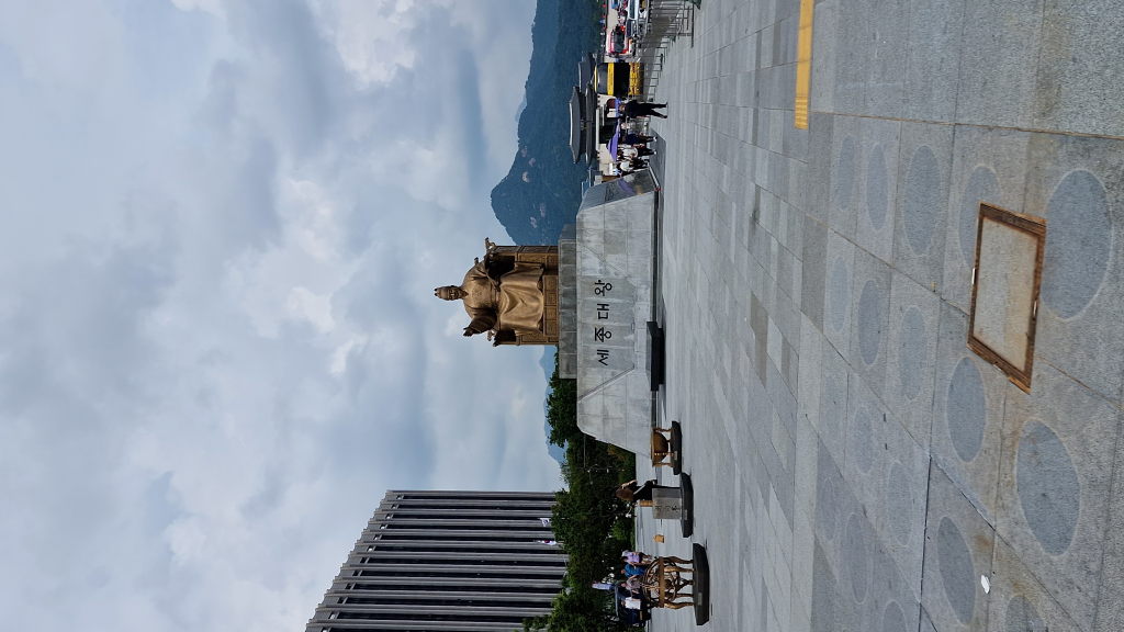 Selfie im Gyeongbokgung mit N Seoul Tower im Hintergrund