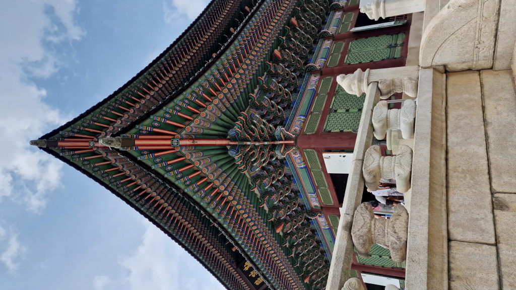 Dach der Haupthalle Gyeongbokgung von unten