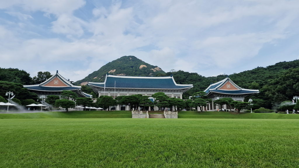 Cheongwadae Blaues Haus Frontansicht mit Rasen