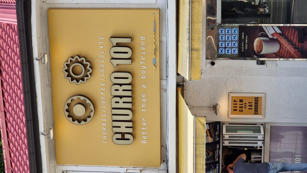 Gasse in Bukchon Hanok Village mit traditionellen Häusern