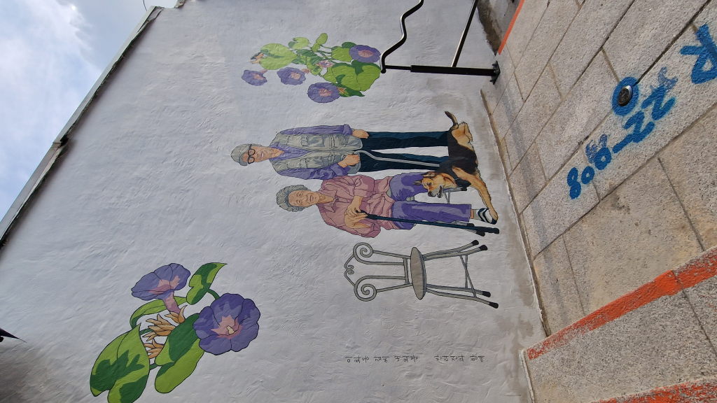 Kermit mit Eiskaffee auf Rooftop-Café mit Seoul Panorama