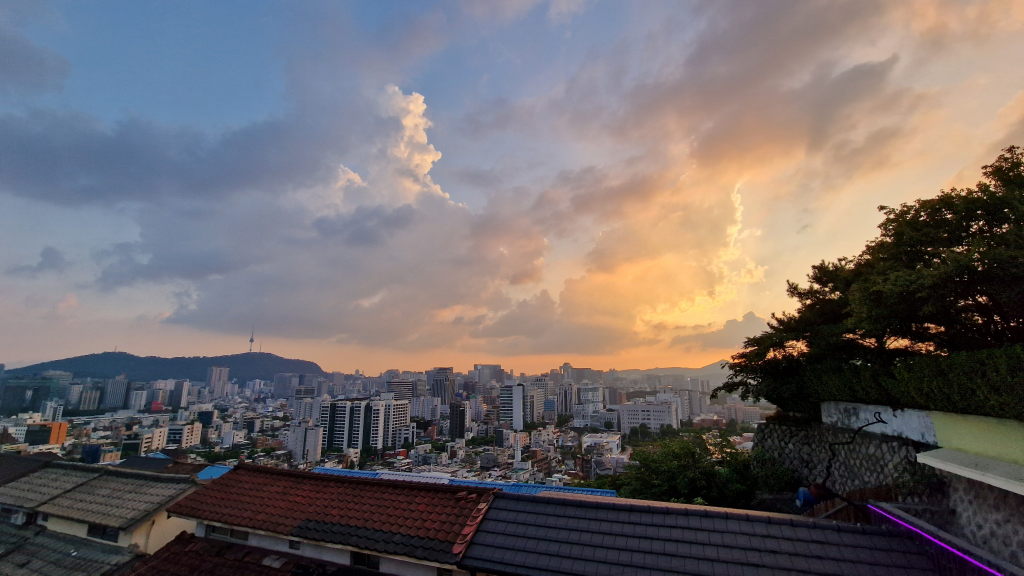 Sonnenuntergang über Seoul vom Rooftop