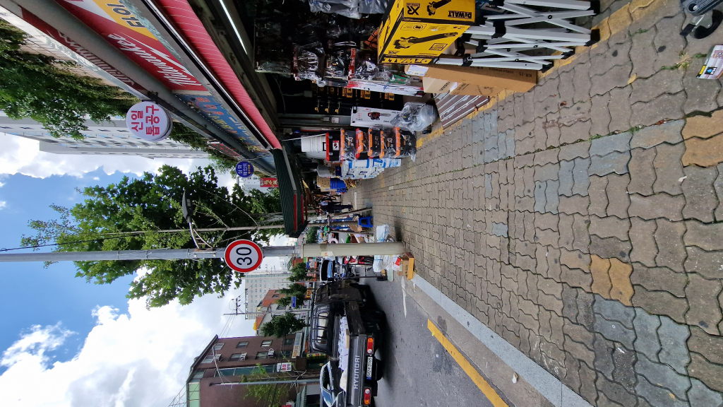 Werkzeugstraße in Seoul mit Milwaukee und DeWalt Läden