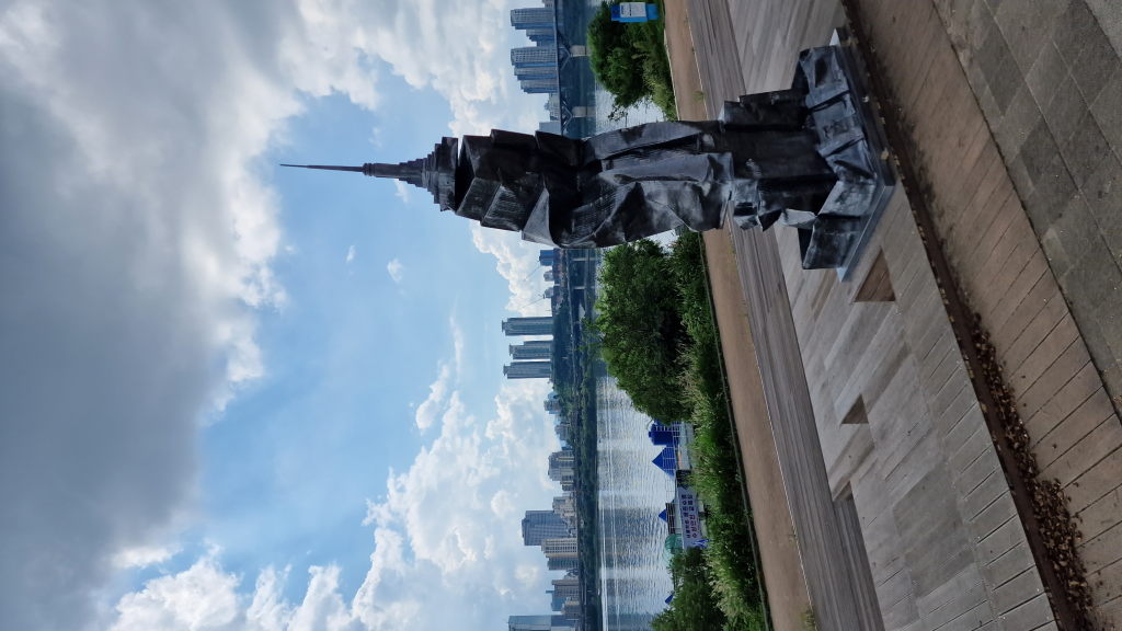 Skulptur am Han River Yeouido mit Skyline Seoul