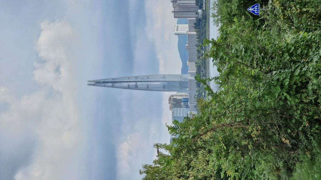 Lotte World Tower vom Han River aus gesehen