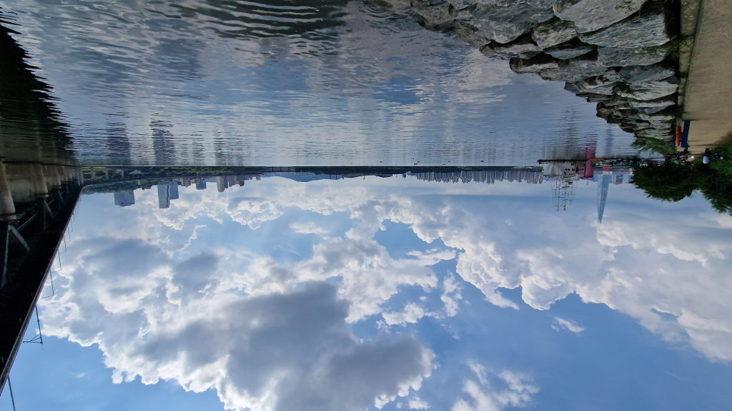 Boot auf Pfeiler mit Wandbild Hase und Schildkröte am Han River