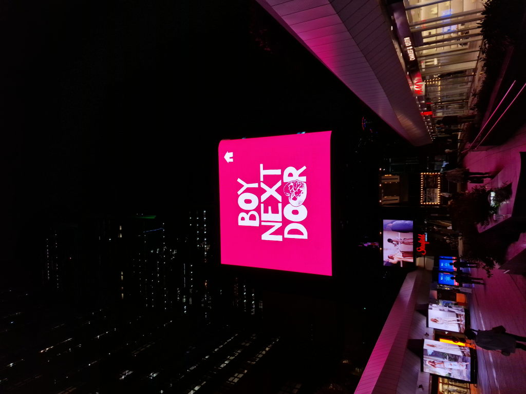 Boy Next Door Leuchtreklame bei Nacht in Gangnam Seoul