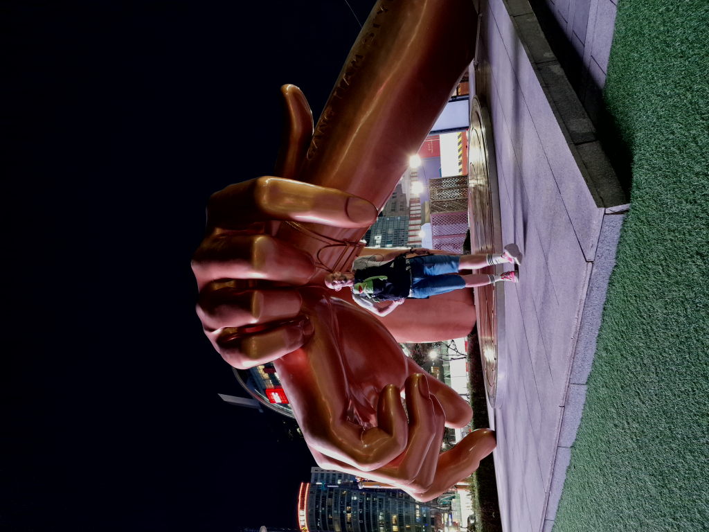 Riesige Handskulptur in Gangnam bei Nacht mit Kermit