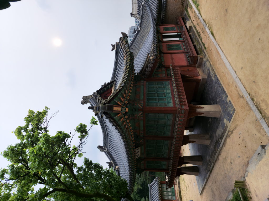 Pavillon auf Stelzen im Huwon Geheimgarten mit altem Baum