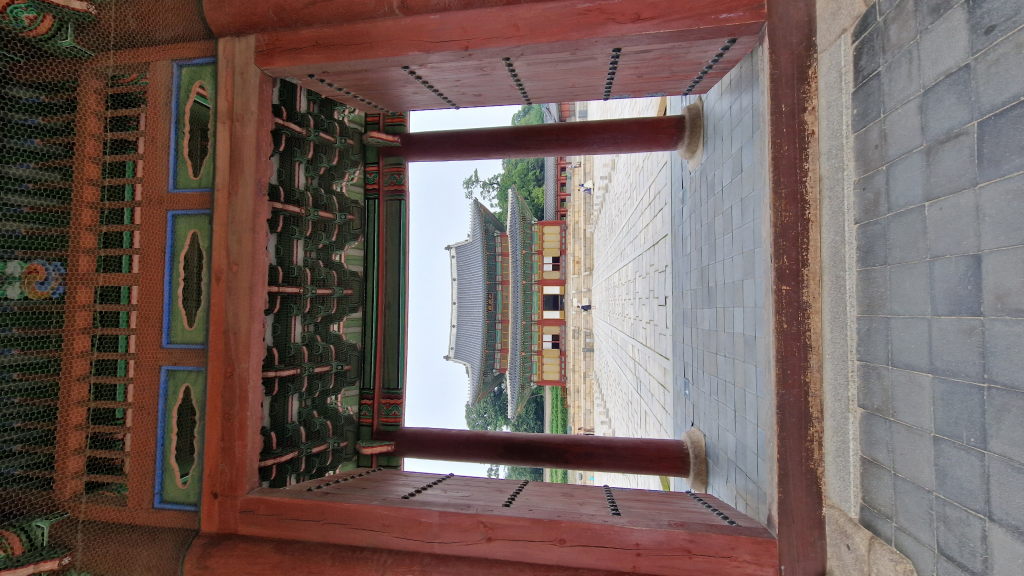 Viktorianisches Gewächshaus Changgyeonggung Seoul mit Kiefern und Brunnen