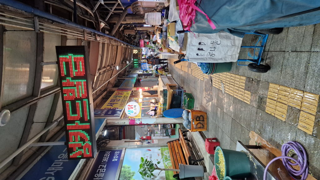 Marktgasse Daegu mit roter LED-Anzeige koreanische Schrift