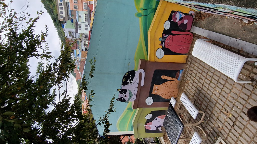Katzen Wandmalerei mit Bänken in Gamcheon